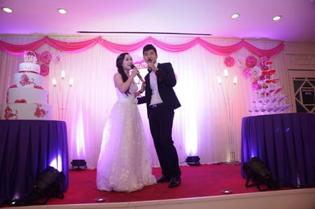 Đám cưới hạnh phúc của Phương Thanh và anh trai Hương Tràm - 5 Cô dâu- chú rể hát cảm ơn quan khách