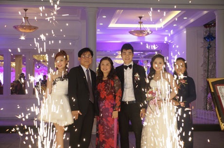 Đám cưới hạnh phúc của Phương Thanh và anh trai Hương Tràm - 7 Cô dâu chú rể hạnh phúc bên cha mẹ và em gái Hương Tràm (ngoài cùng bên trái)