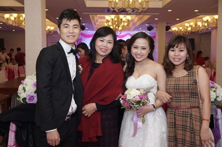 Đám cưới hạnh phúc của Phương Thanh và anh trai Hương Tràm - 8 Giảng viên Thu Lan (giữa) mừng hạnh phúc học trò cưng
