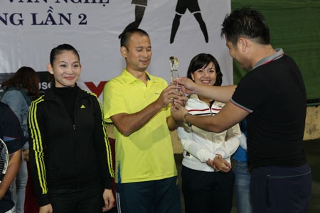 Minh Tiệp trao cúp vô địch cho Trưởng ban thể thao Long Vũ