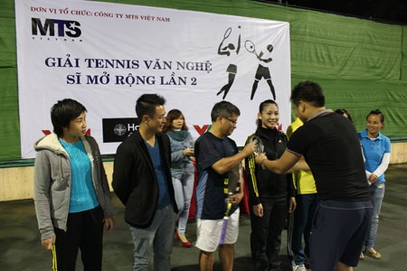 Minh Tiệp trao giải Nhì cho ông Nguyễn Thành Lưu-TBT Tạp chí truyền hình