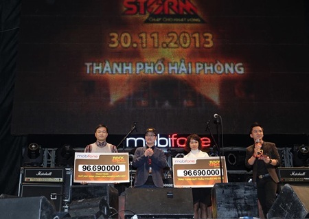 RockStorm 2013 “nổ tung” đất cảng Hải Phòng - 1 Đại diện ban tổ chức MobiFone RockStorm 2013 tặng số tiền quyên góp được cho 2 tổ chức từ thiện