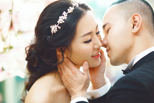 Á hậu Thùy Trang và doanh nhân Đông Cương rất đẹp đôi và tình cảm trong ảnh cưới