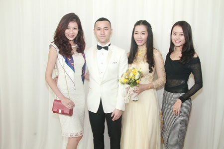 Cặp đôi cùng người thân đón khách đến chung vui