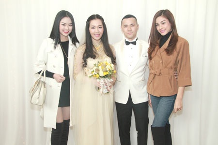 Cặp đôi cùng người thân đón khách đến chung vui