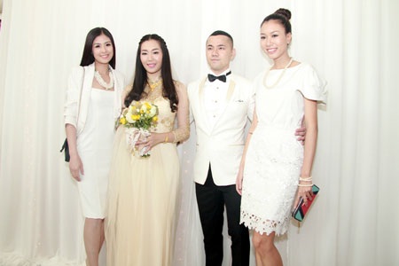 Cặp đôi cùng người thân đón khách đến chung vui