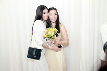 Cặp đôi cùng người thân đón khách đến chung vui