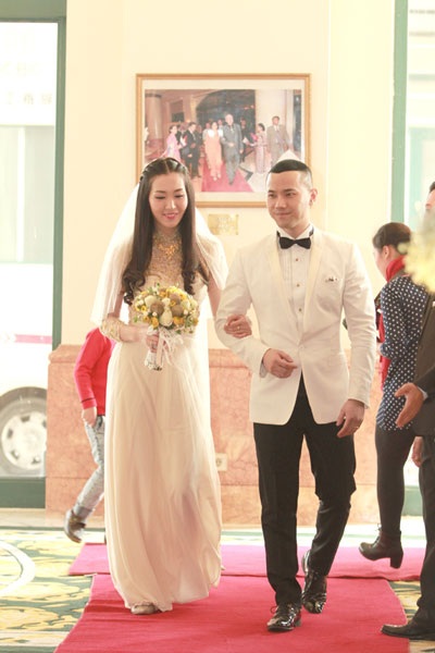 Doanh nhân Đông Cương đưa bạn gái vào nơi làm lễ cưới