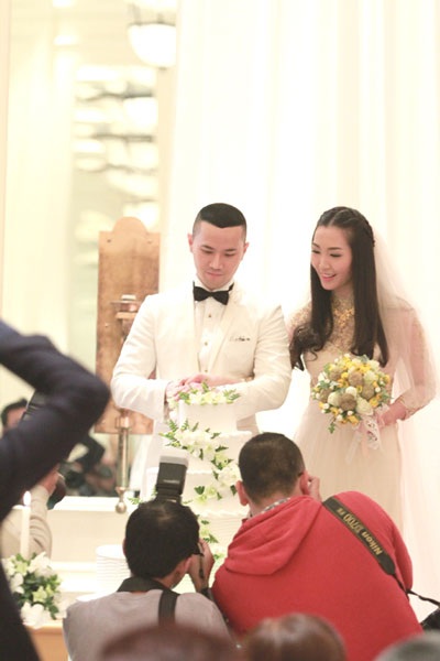 Cặp đôi cùng cắt bánh...