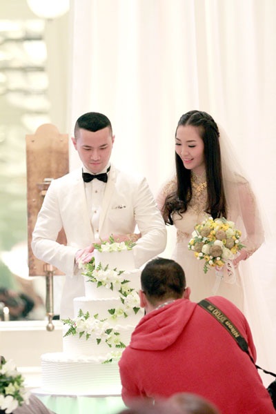 Cặp đôi cùng cắt bánh...