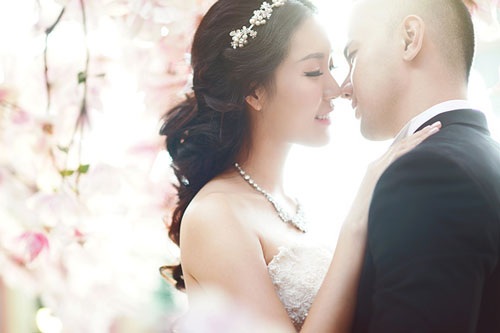 Á hậu Thùy Trang và doanh nhân Đông Cương rất đẹp đôi và tình cảm trong ảnh cưới