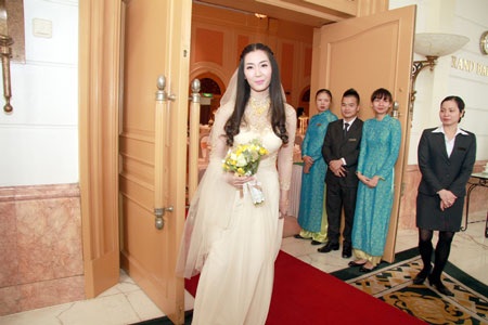 Thùy Trang lựa chọn váy cưới nhẹ nhàng mà không kém phần tinh tế, quyến rũ