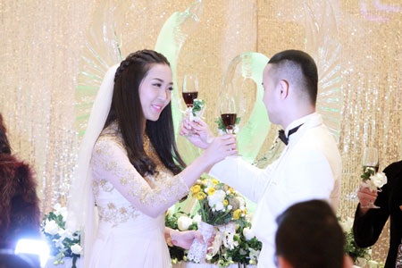 nâng ly mừng hạnh phúc...