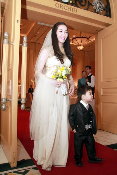 Thùy Trang lựa chọn váy cưới nhẹ nhàng mà không kém phần tinh tế, quyến rũ