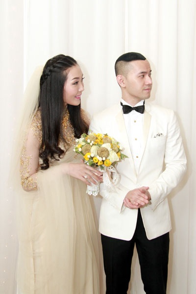 Cô dâu- chú rể bồi hồi đón khách trong ngày trọng đại