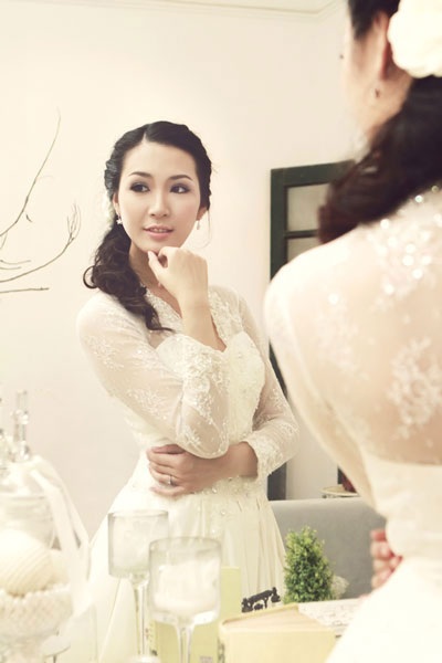 Trước đó, người đẹp đã thử làm cô dâu trong nhiều bộ ảnh cưới