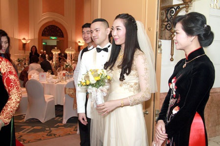 Cặp đôi cùng người thân đón khách đến chung vui