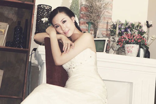 Trước đó, người đẹp đã thử làm cô dâu trong nhiều bộ ảnh cưới