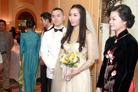 Cặp đôi cùng người thân đón khách đến chung vui