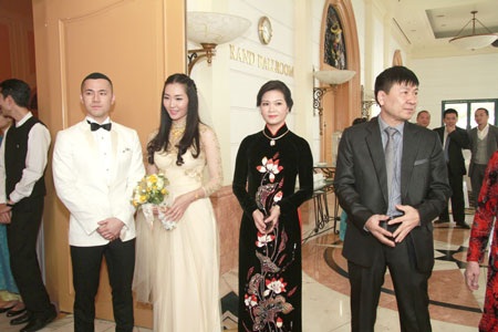 Cặp đôi cùng người thân đón khách đến chung vui