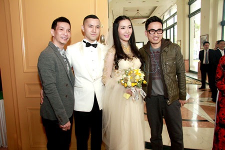 Cặp đôi cùng người thân đón khách đến chung vui