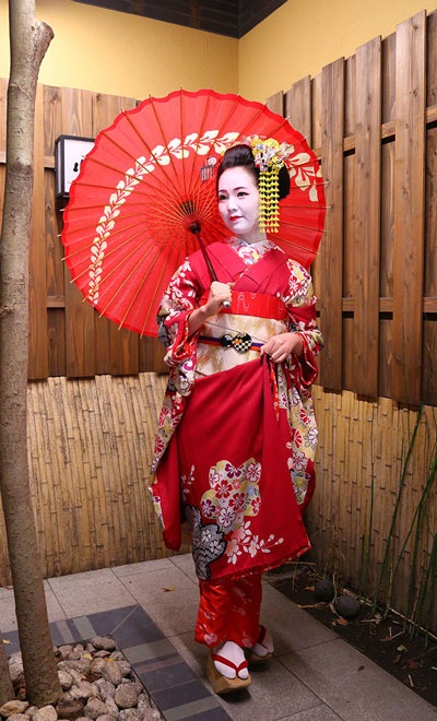 Á hậu Thụy Vân lạ lẫm khi hóa trang thành geisha tại Nhật Bản trong chuyến công tác tuần trước