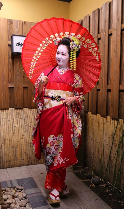 Á hậu Thụy Vân lạ lẫm khi hóa trang thành geisha tại Nhật Bản trong chuyến công tác tuần trước