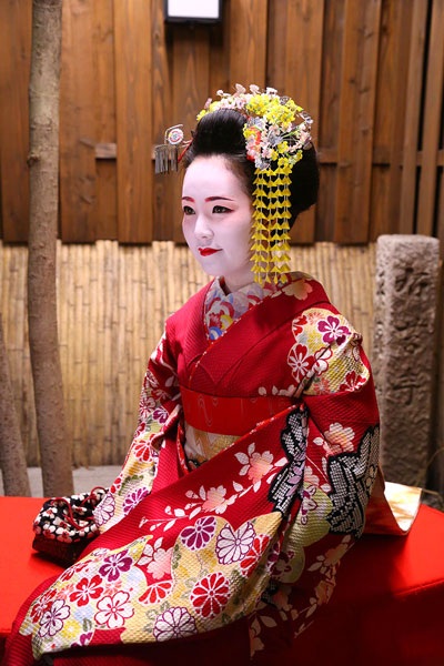 Á hậu Thụy Vân lạ lẫm khi hóa trang thành geisha tại Nhật Bản trong chuyến công tác tuần trước