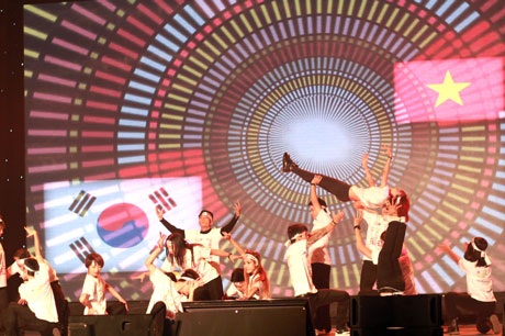 Hồ Ngọc Hà nhảy bốc lửa cùng nhóm sao Hàn trong “Chào châu Á” - 1 Phần biểu diễn mở màn của nhóm nhảy Big Toe với tiết mục Cuộc sống và tôi