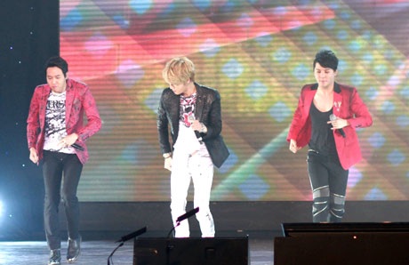 Hồ Ngọc Hà nhảy bốc lửa cùng nhóm sao Hàn trong “Chào châu Á” - 3 JYJ đã xuất hiện trong sự cổ vũ vô cùng nồng nhiệt của hơn 3000 khán giả