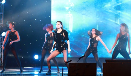 Hồ Ngọc Hà nhảy bốc lửa cùng nhóm sao Hàn trong “Chào châu Á” - 12 Hồ Ngọc Hà trình diễn ấn tượng trên sân khấu
