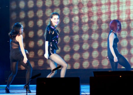 Hồ Ngọc Hà nhảy bốc lửa cùng nhóm sao Hàn trong “Chào châu Á” - 13 Hồ Ngọc Hà trình diễn ấn tượng trên sân khấu