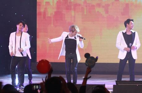 Hồ Ngọc Hà nhảy bốc lửa cùng nhóm sao Hàn trong “Chào châu Á” - 14 Sau khi trình diễn, JYJ giao lưu với khán giả