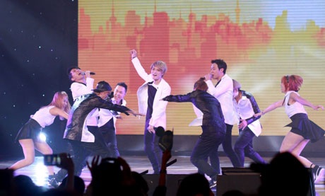 Hồ Ngọc Hà nhảy bốc lửa cùng nhóm sao Hàn trong “Chào châu Á” - 15 Sau khi trình diễn, JYJ giao lưu với khán giả