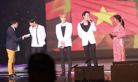 Hồ Ngọc Hà nhảy bốc lửa cùng nhóm sao Hàn trong “Chào châu Á” - 16 Sau khi trình diễn, JYJ giao lưu với khán giả