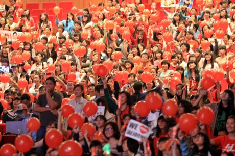 Hồ Ngọc Hà nhảy bốc lửa cùng nhóm sao Hàn trong “Chào châu Á” - 17 Hơn 3.000 khán giả đã cổ vũ cuồng nhiệt cho các nghệ sĩ Việt Nam và Hàn Quốc