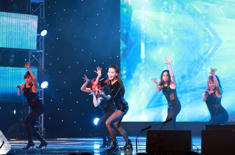 Hồ Ngọc Hà nhảy bốc lửa cùng nhóm sao Hàn trong “Chào châu Á” - 6 JYJ đã xuất hiện trong sự cổ vũ vô cùng nồng nhiệt của hơn 3000 khán giả