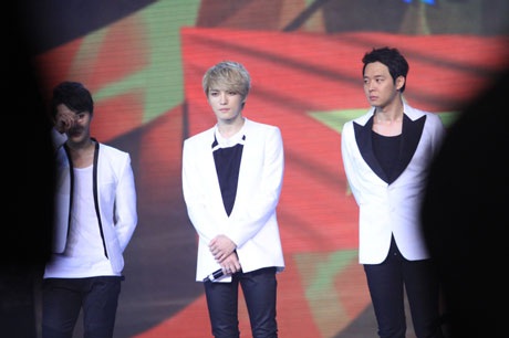 Hồ Ngọc Hà nhảy bốc lửa cùng nhóm sao Hàn trong “Chào châu Á” - 4 JYJ đã xuất hiện trong sự cổ vũ vô cùng nồng nhiệt của hơn 3000 khán giả