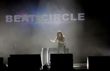 Hồ Ngọc Hà nhảy bốc lửa cùng nhóm sao Hàn trong “Chào châu Á” - 8 JYJ đã xuất hiện trong sự cổ vũ vô cùng nồng nhiệt của hơn 3000 khán giả