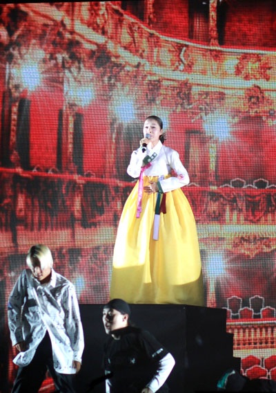 Hồ Ngọc Hà nhảy bốc lửa cùng nhóm sao Hàn trong “Chào châu Á” - 11 Màn kết hợp giữa nữ ca sĩ Aeri Park và Popper Hyun Joon trên nền nhạc Ariang mới lạ