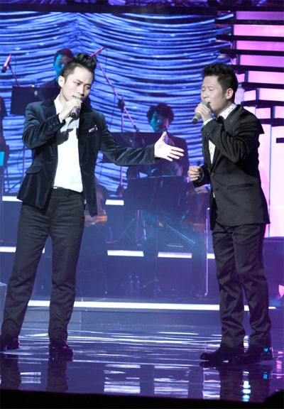 Tùng Dương lần đầu tiên song ca cùng Bằng Kiều ca khúc Một ngày mùa đông, Mưa hồng...