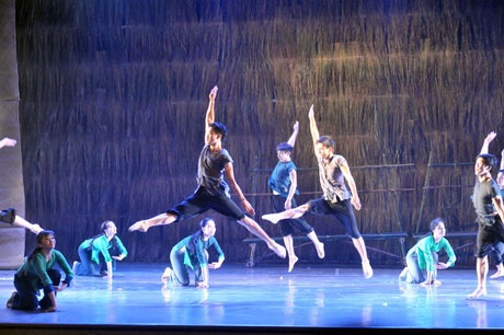 Một số hình ảnh trong vở múa đương đại “Sương sớm” diễn ra tối ngày 22/1 tại Hà Nội