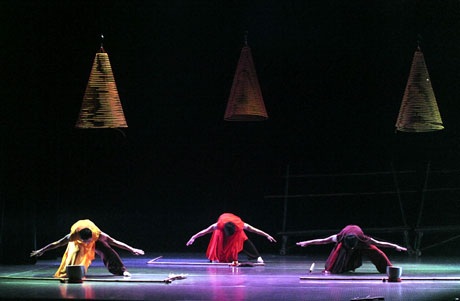 Không gian hương trầm đậm màu sắc phật giáo nơi đền chùa