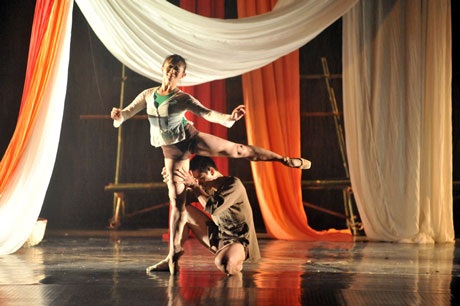 Cảnh nóng trên sân khấu múa được nghệ sĩ Tố Như và Ngọc Khải thể hiện đầy tinh tế