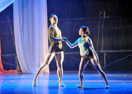 Cảnh nóng trên sân khấu múa được nghệ sĩ Tố Như và Ngọc Khải thể hiện đầy tinh tế