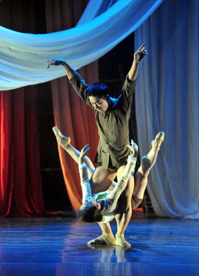 Cảnh nóng trên sân khấu múa được nghệ sĩ Tố Như và Ngọc Khải thể hiện đầy tinh tế