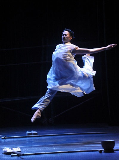 Một số hình ảnh trong vở múa đương đại “Sương sớm” diễn ra tối ngày 22/1 tại Hà Nội