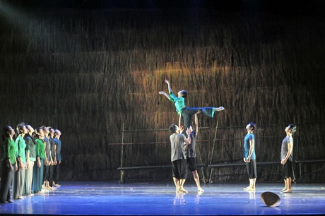 Một số hình ảnh trong vở múa đương đại “Sương sớm” diễn ra tối ngày 22/1 tại Hà Nội