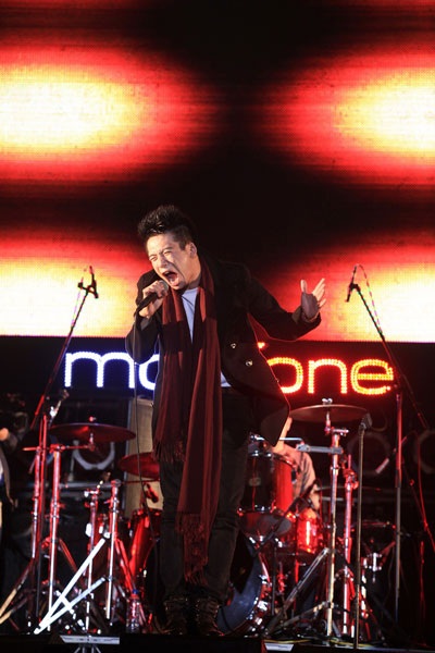 RockStorm 2013 Hà Nội: Bữa tiệc âm thanh đong đầy cảm xúc - 11 Vocal Hoàng Hiệp và những giây phút “xuất thần” trên sân khấu