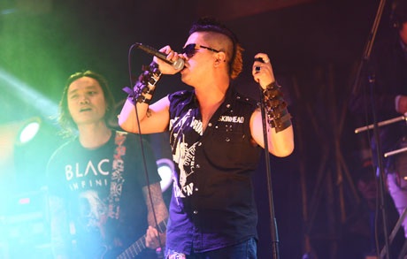 “Lò vi sóng” 1000 độ Microwave truyền nhiệt cho khán giả Hà Nội bằng các sáng tác